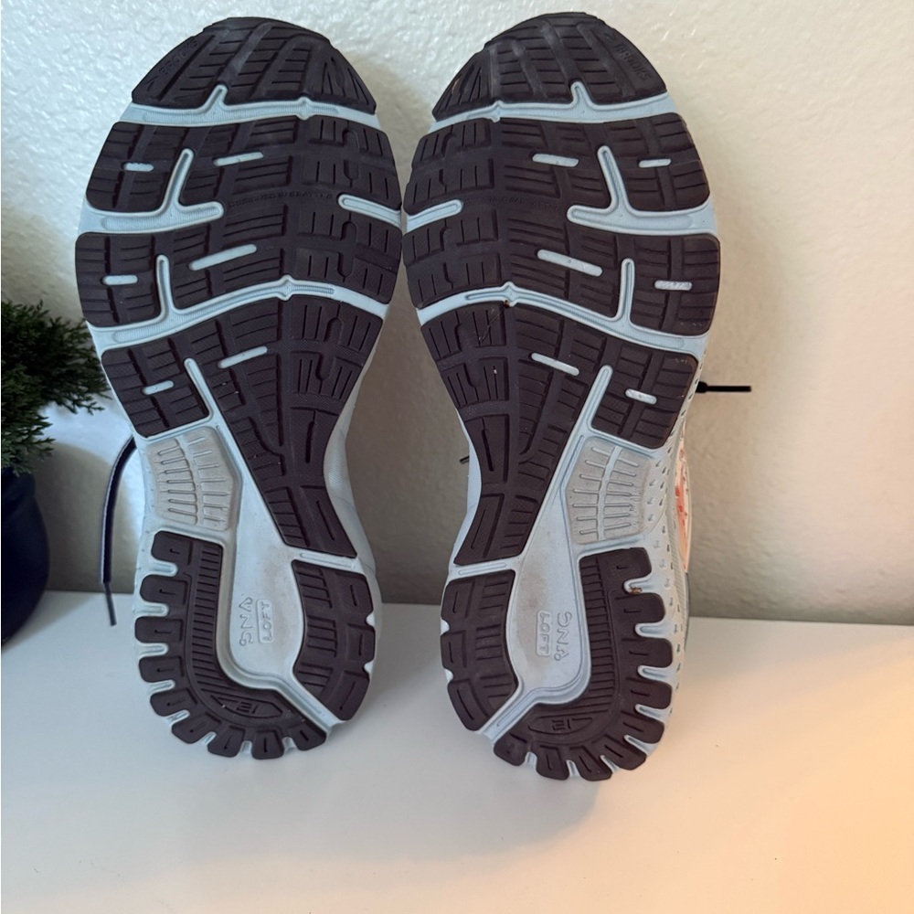 Brooks White and Coral Athletic Shoes adrenaline 21 - Picture 4 of 8